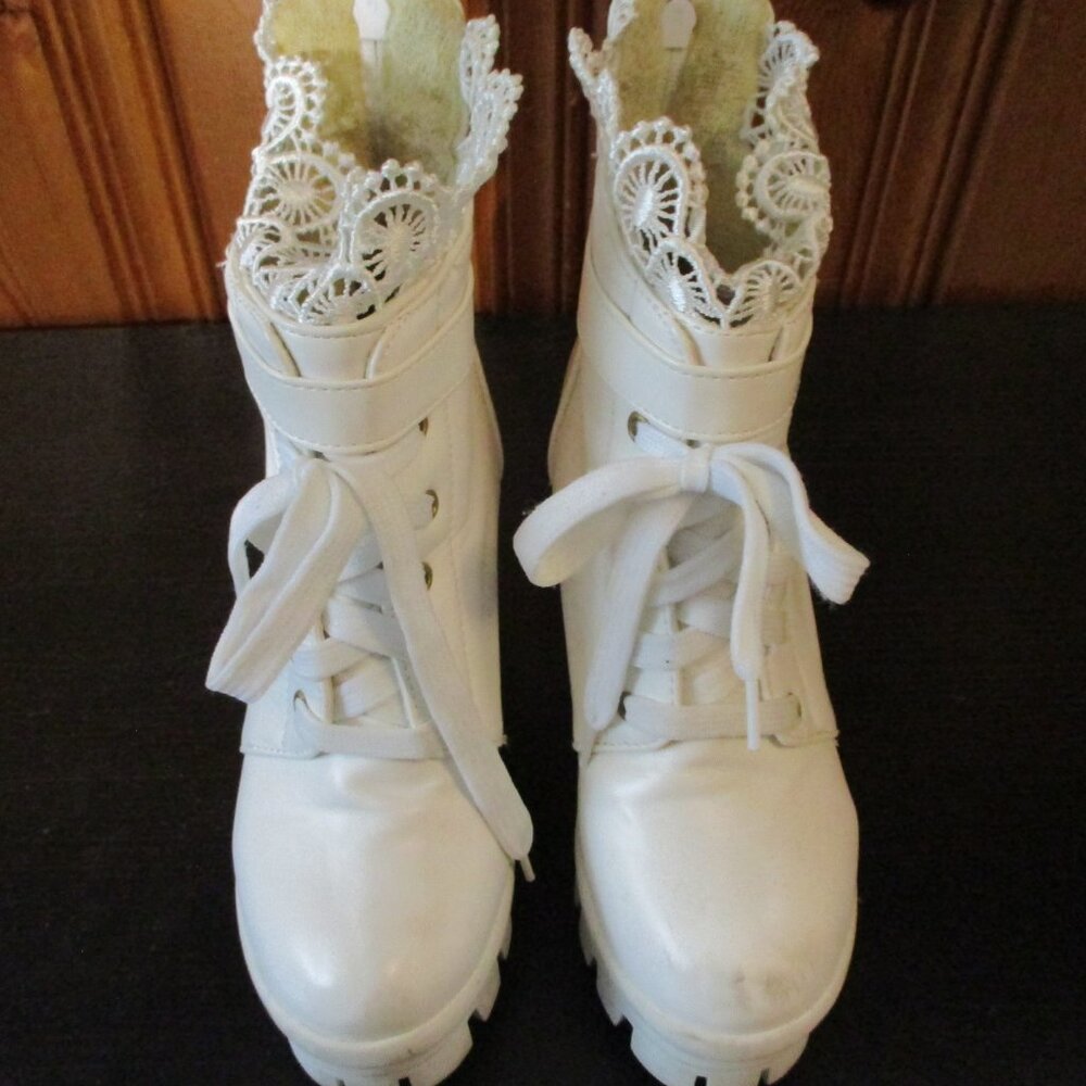 Heeled boots